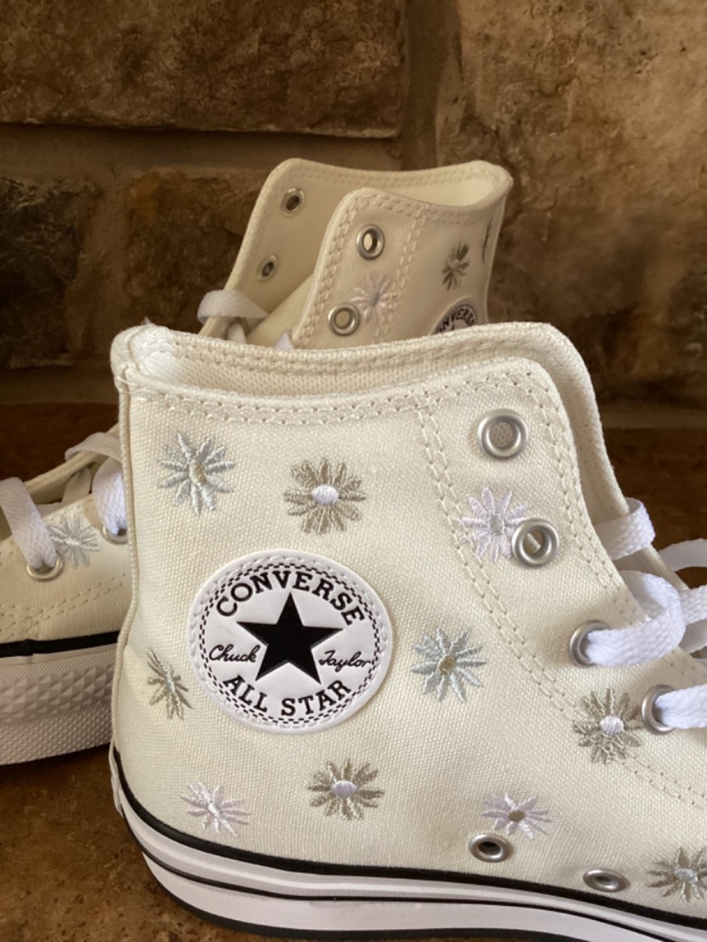 Converse Chuck Taylor Kids Size 5 High Top Cream Yellow Embroidered Flowers NIB - Picture 4 of 8